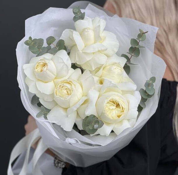 Букет из 5 белых роз, артикул F1245484 - 3135 рублей, доставка по городу. Flawery - доставка цветов