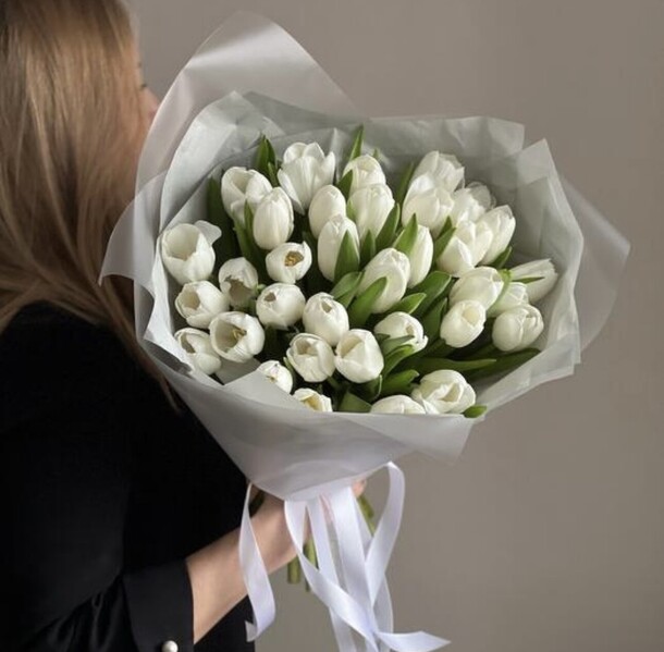35 белых тюльпанов букет, артикул F1245783 - 12897 рублей, доставка по городу. Flawery - доставка цветов