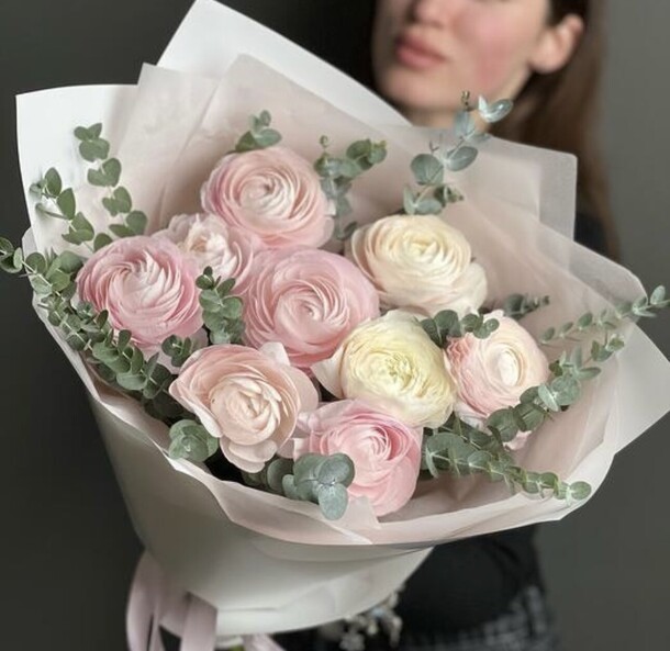 Ранункулюсы розовые с эвкалиптом, артикул F1245787 - 15000 рублей, доставка по городу. Flawery - доставка цветов