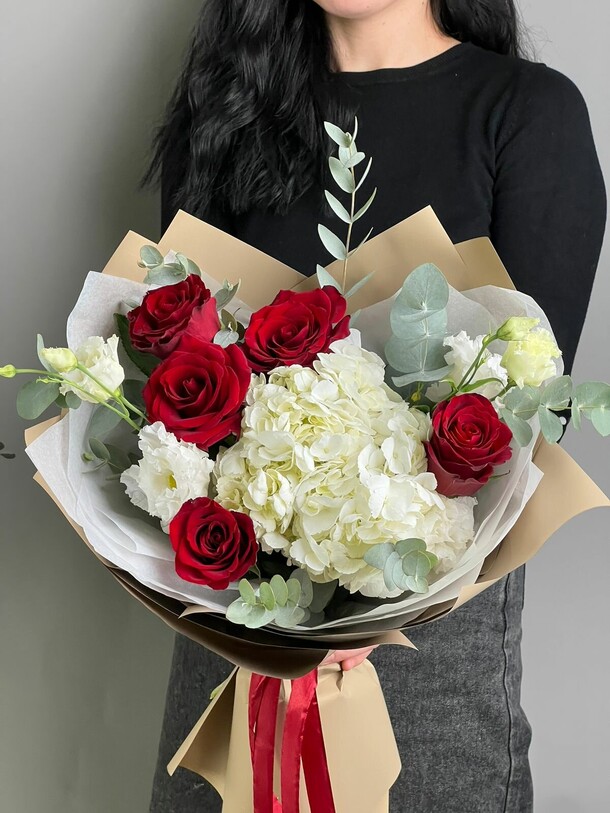 Сборный букет с красными розами, артикул F1247812 - 4719 рублей, доставка по городу. Flawery - доставка цветов