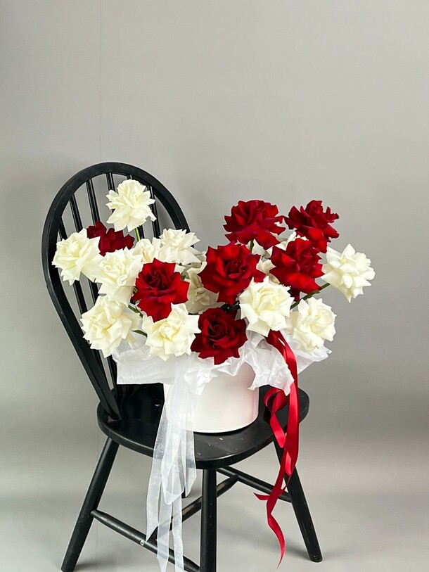 Коробка из  вывернутых роз, артикул F1250355 - 14250 рублей, доставка по городу. Flawery - доставка цветов