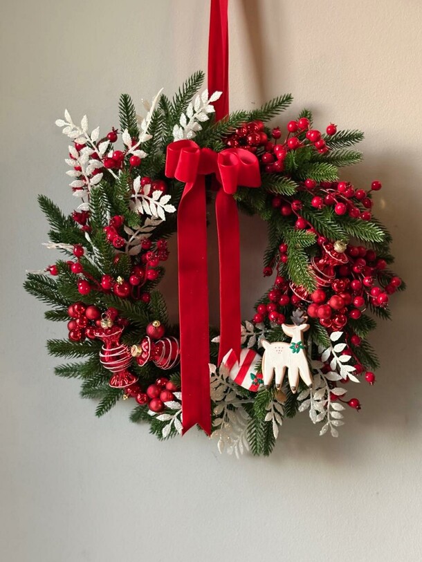 Новогодний венок с оленем, артикул F1491372 - 14100 рублей, доставка по городу. Flawery - доставка цветов