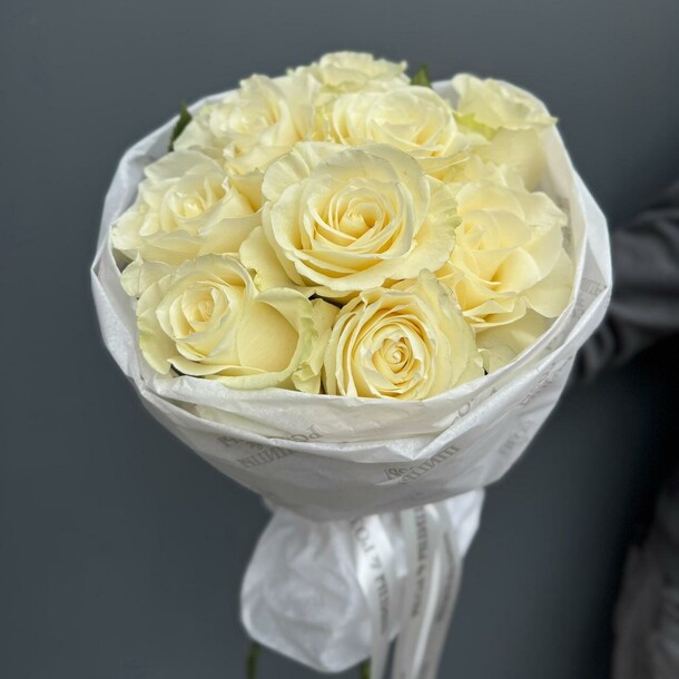 Монобукет из 9 белых роз, артикул F1491412 - 3500 рублей, доставка по городу. Flawery - доставка цветов