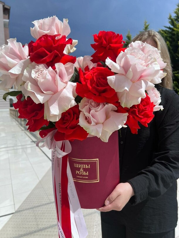 Французские розы в коробке, артикул F1446655 - 17100 рублей, доставка по городу. Flawery - доставка цветов