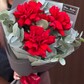 Эффектный букет из красных французских роз и эвкалипта