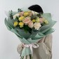 Букет с розами и эвкалиптом