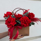 Цветочная композиция с алыми французскими розами