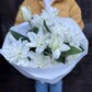 Букет из белых лилий