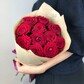 11 красных роз в крафте 50 см