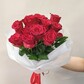 11 ярких роз в стильном оформлении