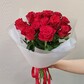 17 ярких роз с воздушным оформлением