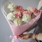 Монобукет из белых и розовых гвоздик