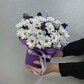 Хризантемы с сухоцветами в шляпной коробке