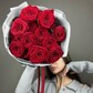 11 бордовых подмосковных роз