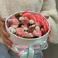 Нежная композиция "Цветы и макаронс"