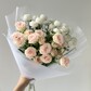 Букет с кустовой розой и ромашками