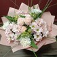 Нежный букет с диантусами и хризантемой