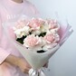 Нежный розовый букет из французских роз в белой упаковке