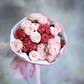 Букет из малиновых и розовых кустовых роз