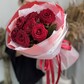 Букет из 7 красных роз в пышной упаковке