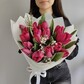 Букет 15 малиновых тюльпанов с ароматной генистой