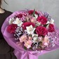 Яркий букет с розами, альстромерией и гипсофилой