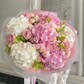 Букет из гортензий и роз разного сорта