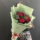 Красные розы с зеленью