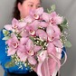 Цветы в коробке из розовых орхидей с гипсофилой.Композиция 654 Milin bouquet
