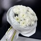 Букет из 5 белых кустовых хризантем в белой упаковке