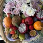Фруктовая корзина с цветами