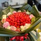 Клубничный букет с цветами вокруг
