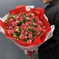 Букет из красно- белых кустовых роз