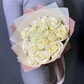 15 белых роз в дизайнерской упаковке
