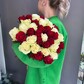 Букет красных и белых роз 35шт