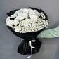 Белые хризантемы с гипсофилой в стильной черной упаковке