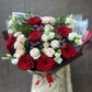 Букет "Сочный красный" (Роза, роза кустовая, эустома, лимониум,  зелень)