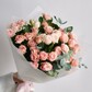 Монобукет из кустовой розы Мадам Бомбастик и эвкалипта, 9 веток