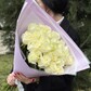 Букет из 25 белых роз в стильной упаковке