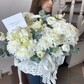 Белоснежная корзина с гортензией хризантемой и лизиантусом