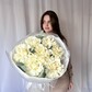 Букет из белых французских роз с эвкалиптом
