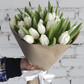 Букет 25 белых тюльпанов в крафте