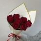 Красные розы в белой упаковке